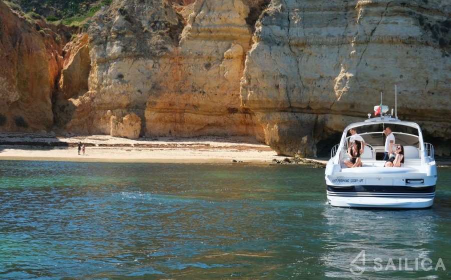Pershing 37 - Yacht Charter Sailica