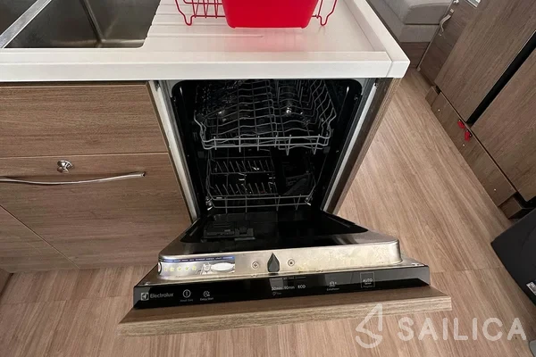 Bali 4.8  - Yacht Charter Sailica