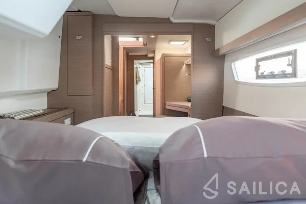 Isla 40 - Yacht Charter Sailica
