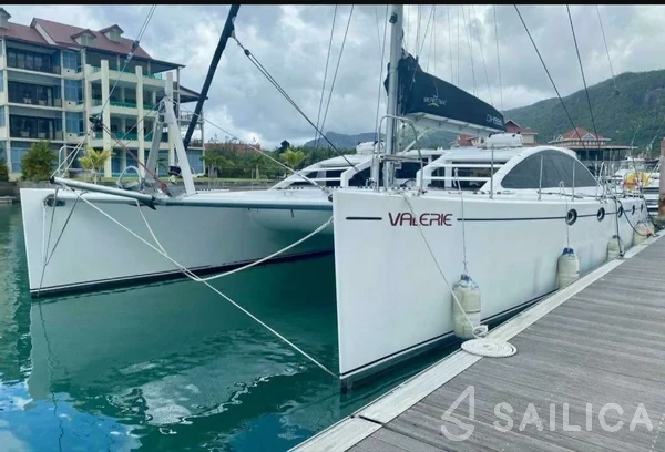 Sea Tribe DH550 - Yacht Charter Sailica