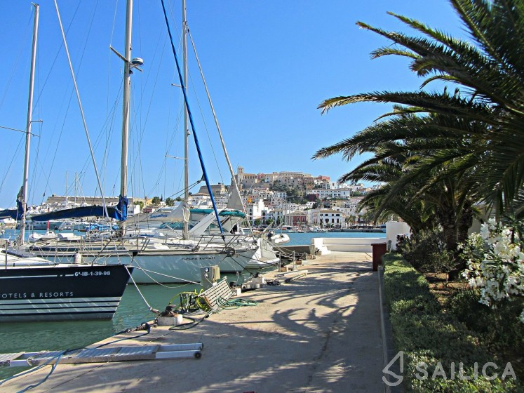 Lagoon 440 - Photo #14 Lagoon 440 - Yacht Charter Sailica