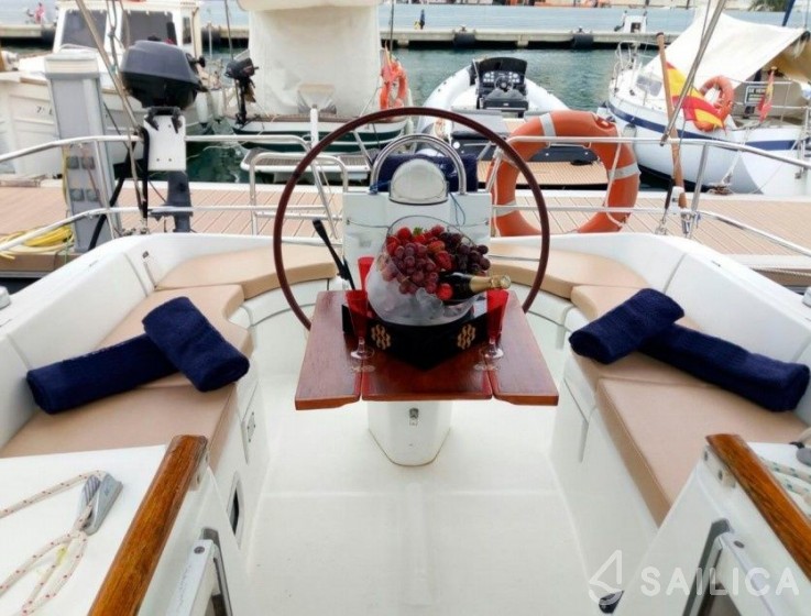 Oceanis Clipper 361 - Yacht Charter Sailica
