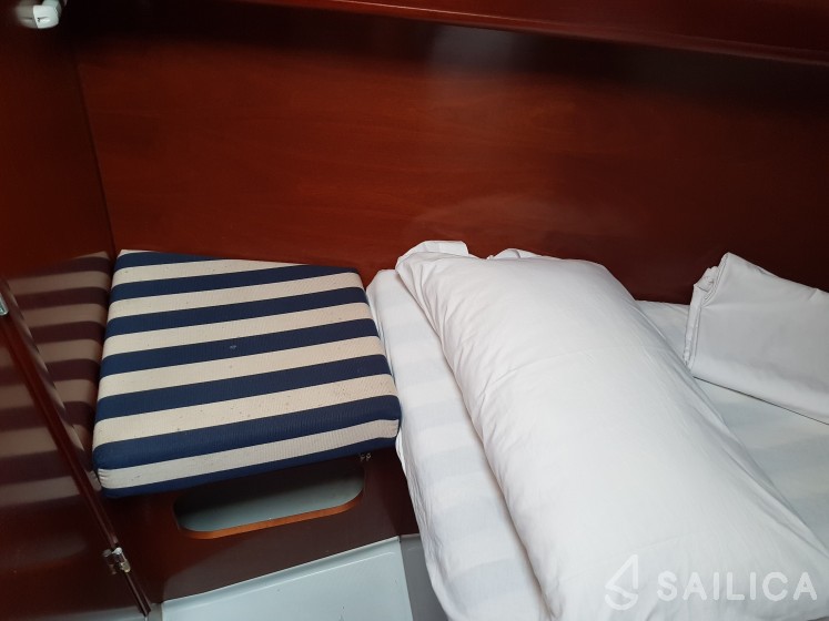 Oceanis Clipper 361 - Yacht Charter Sailica