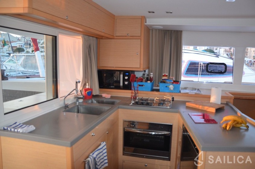 Lagoon 450  Flybridge - Yacht Charter Sailica