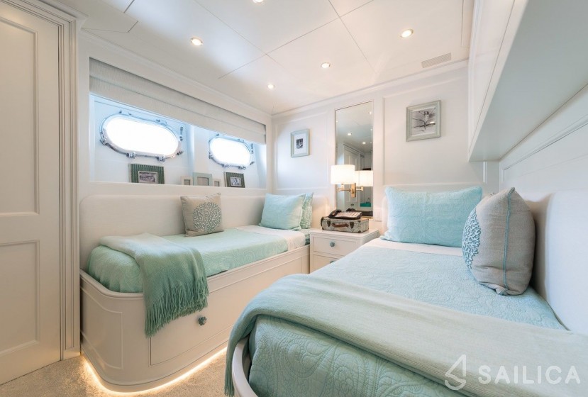 Mondomarine 43 - Yacht Charter Sailica