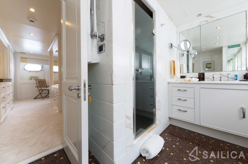 Mondomarine 43 - Yacht Charter Sailica