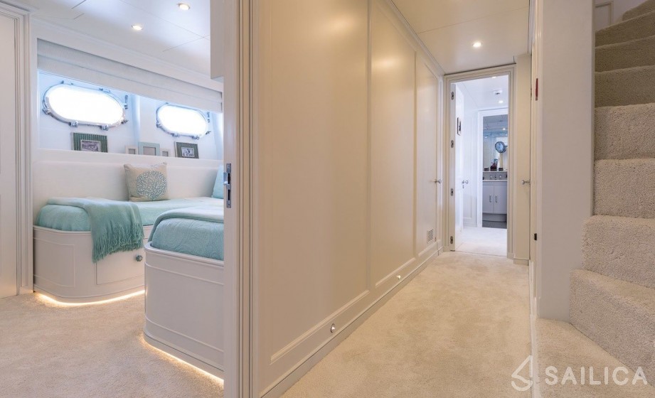 Mondomarine 43 - Yacht Charter Sailica