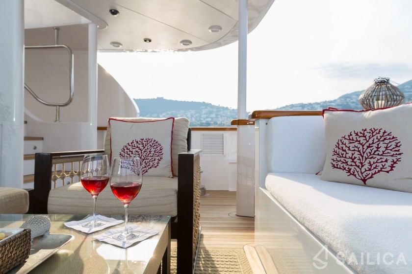 Mondomarine 43 - Yacht Charter Sailica