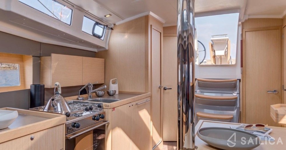 Oceanis 38 - Yacht Charter Sailica