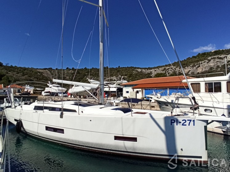 Dufour 390 Grand Large - Yacht Charter Sailica