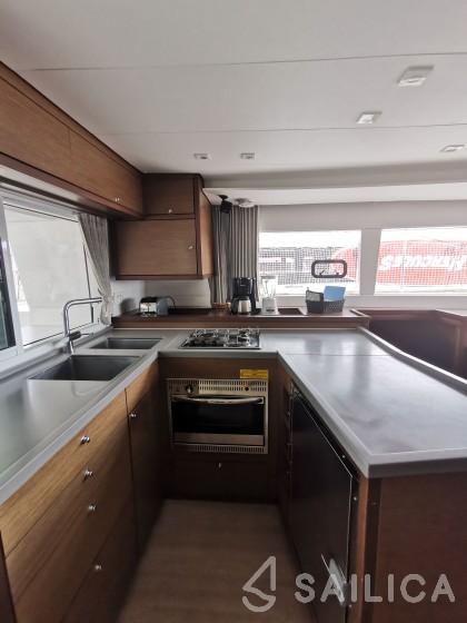 Lagoon 450  Flybridge - Yacht Charter Sailica