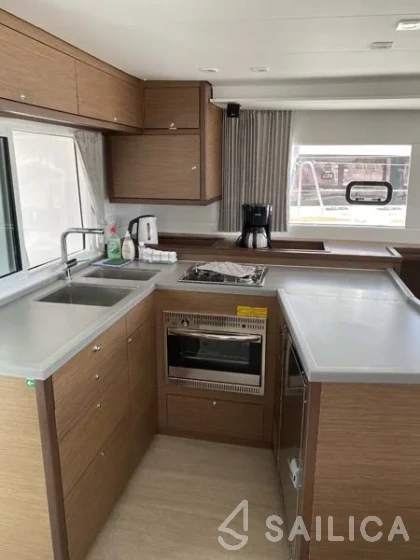 Lagoon 450  Flybridge - Yacht Charter Sailica
