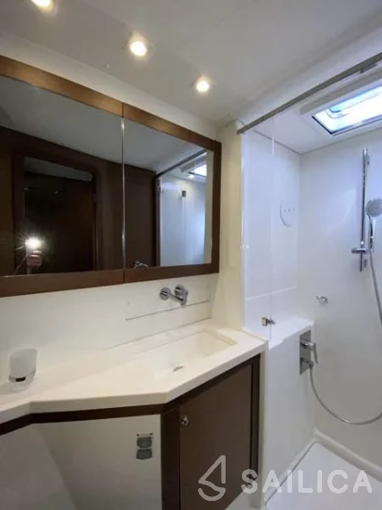 Lagoon 450  Flybridge - Yacht Charter Sailica