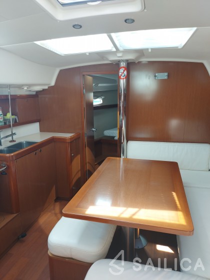 Oceanis 40 - Yacht Charter Sailica