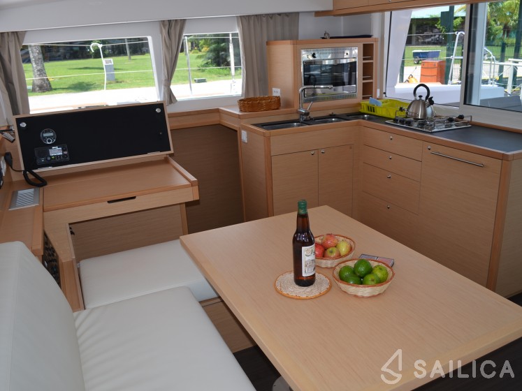 Lagoon 400 S2 - Yacht Charter Sailica