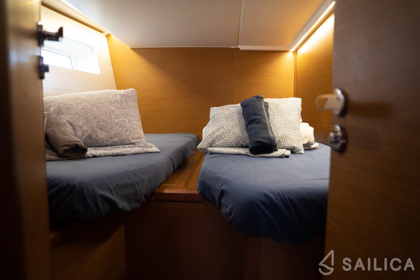 Jeanneau 54 - Yacht Charter Sailica