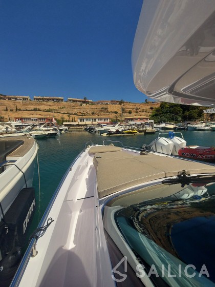Axopar 37 - Yacht Charter Sailica