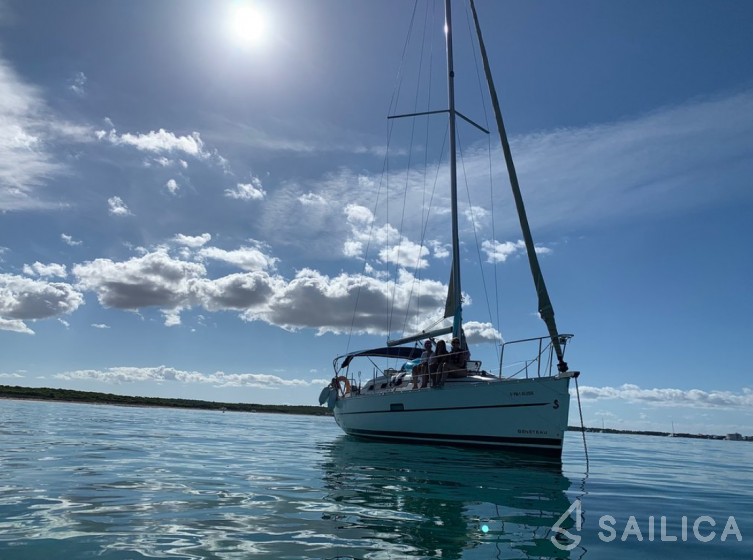 Oceanis Clipper 323 - Yacht Charter Sailica