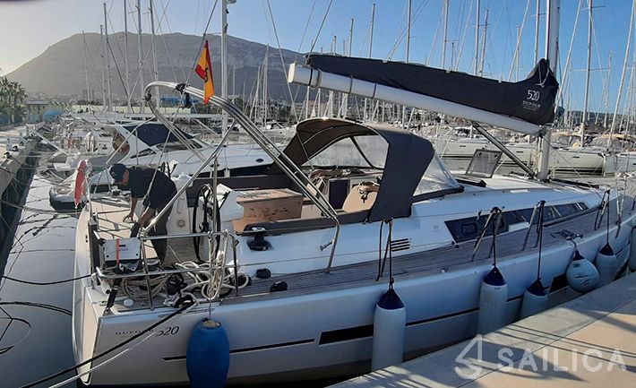 Dufour 525 GL - Yacht Charter Sailica