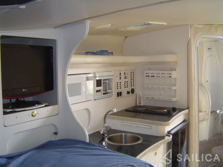 Rinker Fiesta Vee 310 - Yacht Charter Sailica