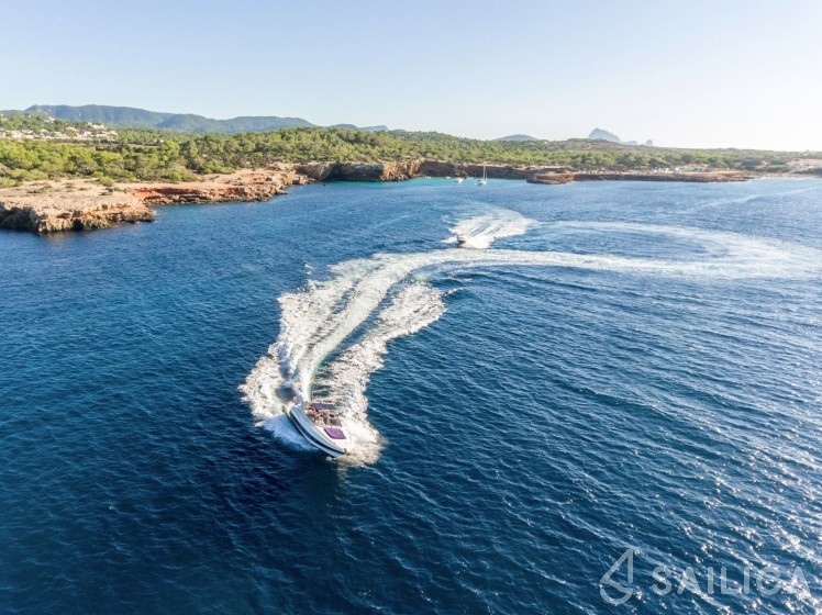 Comanche 40 - Yacht Charter Sailica