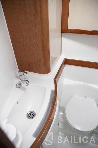 Oceanis 40 - Yacht Charter Sailica