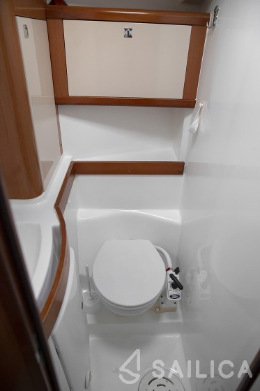 Oceanis 40 - Yacht Charter Sailica