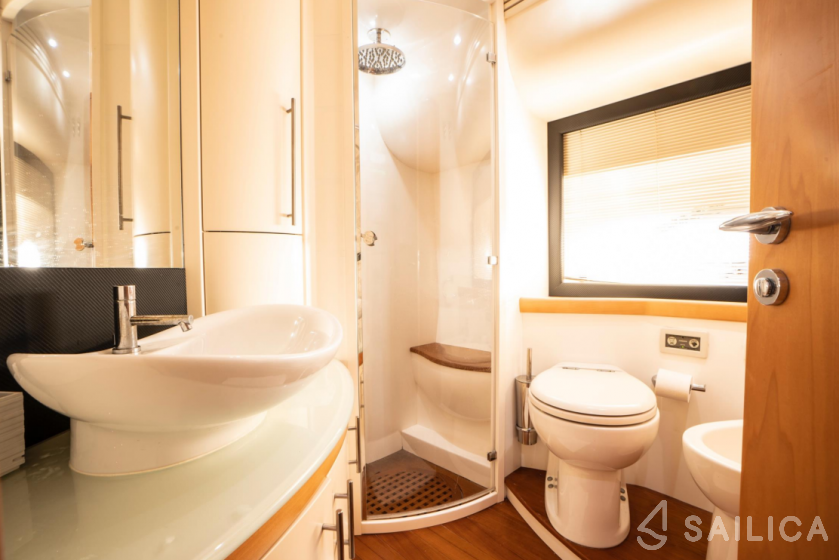 Pershing 76 - Yacht Charter Sailica