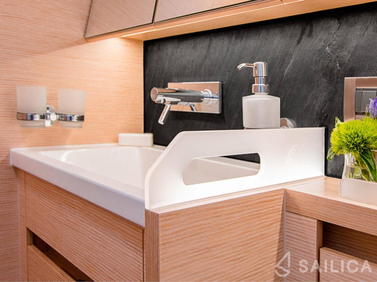Hanse 548 - 5 + 1 cab. - Yacht Charter Sailica