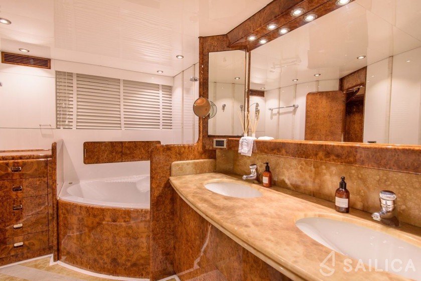 Mondomarine 120 - Yacht Charter Sailica