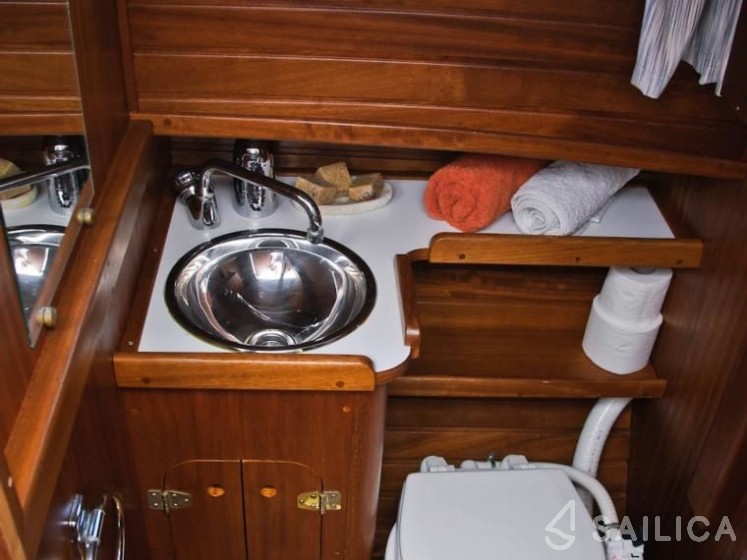 Capeador Saura 40 - Yacht Charter Sailica