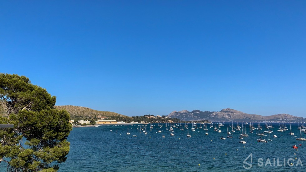 Capeador Saura 40 - Yacht Charter Sailica