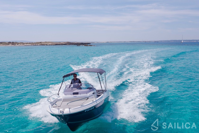 Cap Camarat 550 - Yacht Charter Sailica