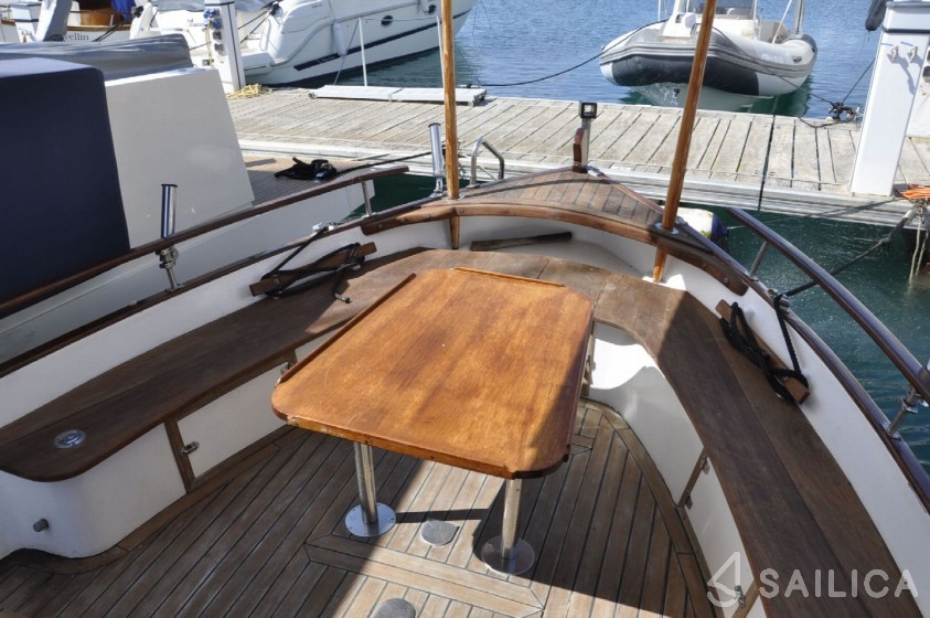 Capeador Saura 43 - Yacht Charter Sailica