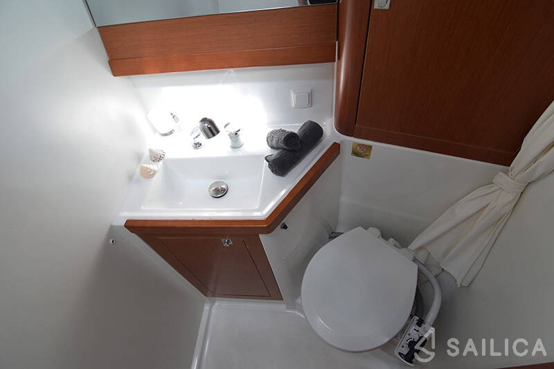 Oceanis 48 - Yacht Charter Sailica