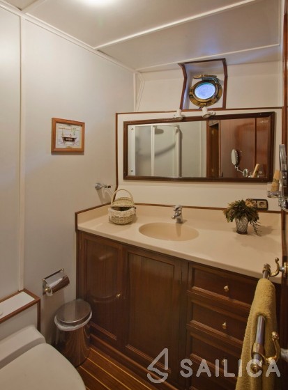 Yarrow & Co. Glasgow 35 - Yacht Charter Sailica
