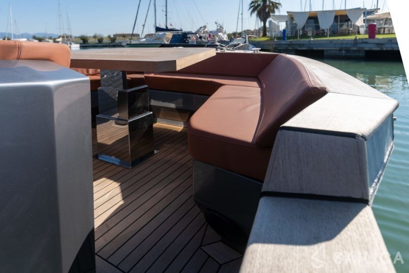 Reale Heritage Cabin - Yacht Charter Sailica