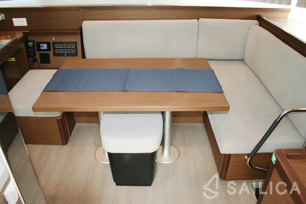 Lagoon 40 - Yacht Charter Sailica