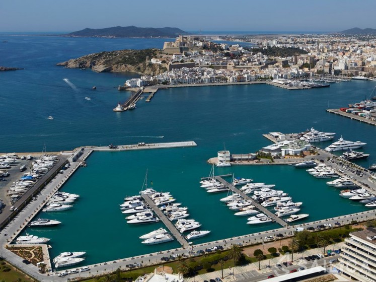 Jeanneau 57 - Yacht Charter Sailica