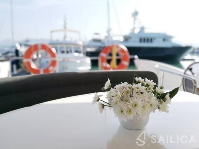 Azimut 55 - Yacht Charter Sailica