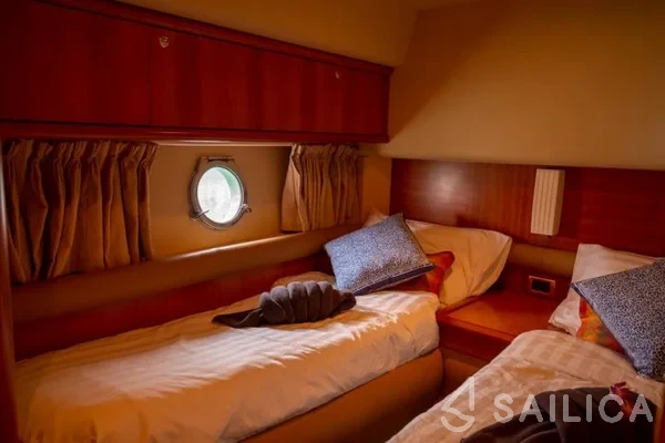 Azimut 55 - Yacht Charter Sailica