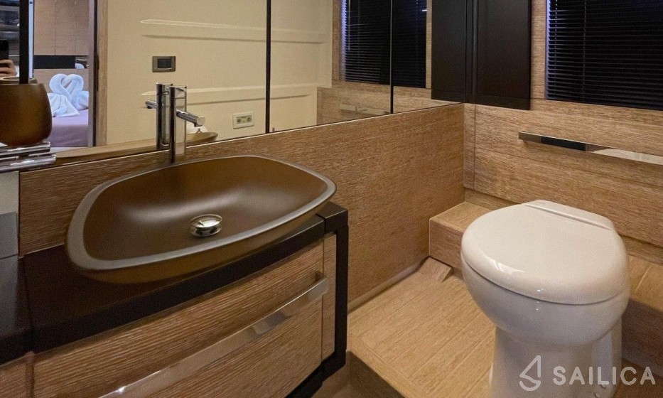 Azimut 64 - Yacht Charter Sailica