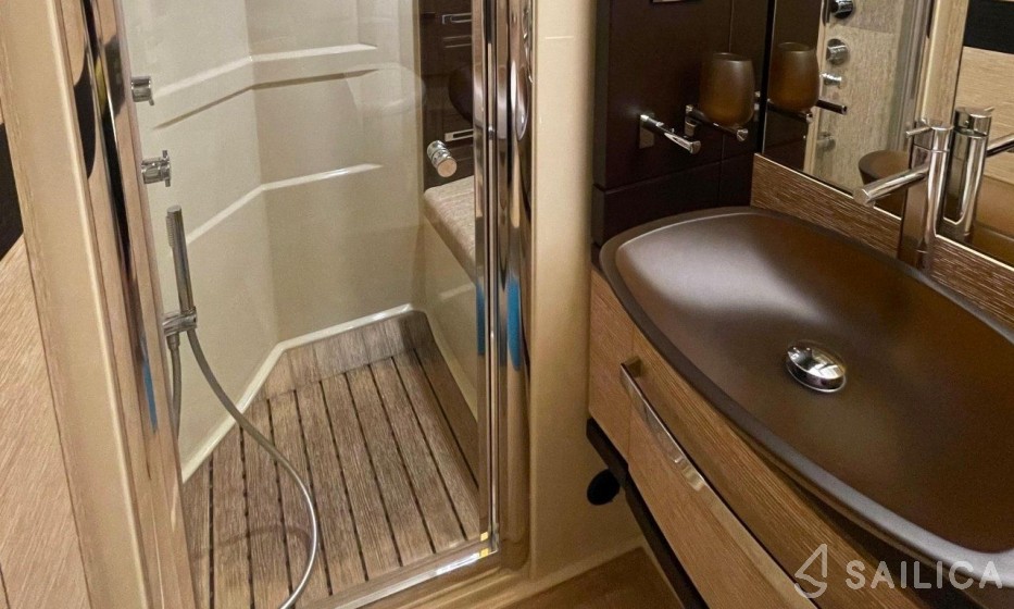 Azimut 64 - Yacht Charter Sailica