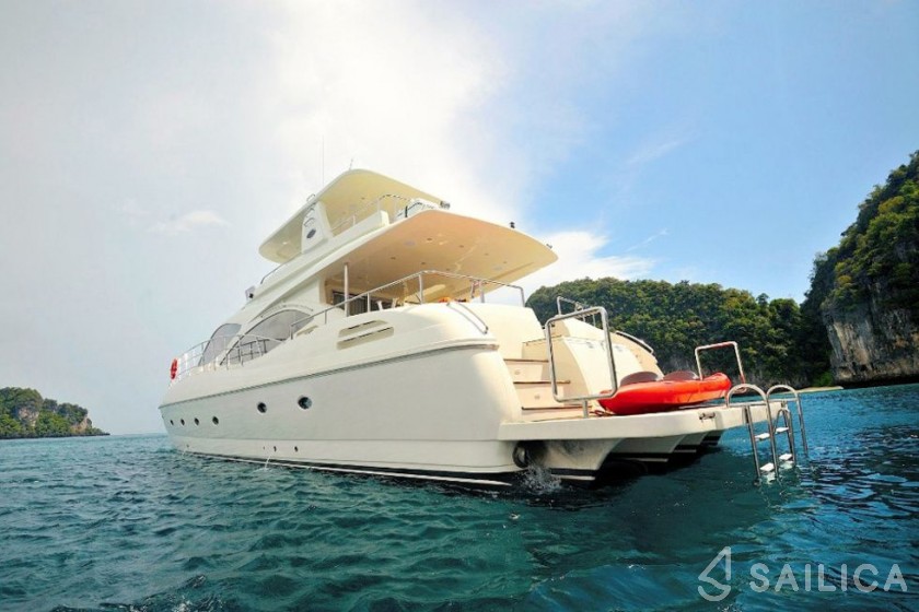 Lamberti 80 - Yacht Charter Sailica