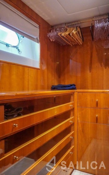 Azimut 85F - Yacht Charter Sailica