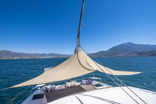 Bali 4.1 - Yacht Charter Sailica