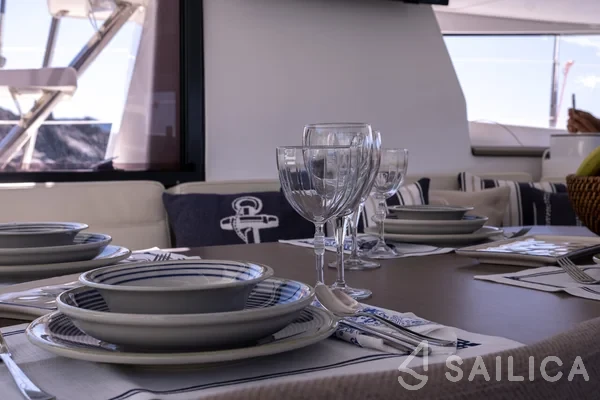 Bali 4.1 - Yacht Charter Sailica