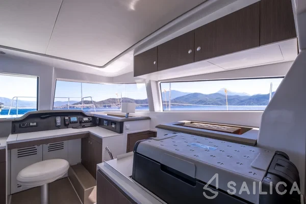 Bali 4.1 - Yacht Charter Sailica