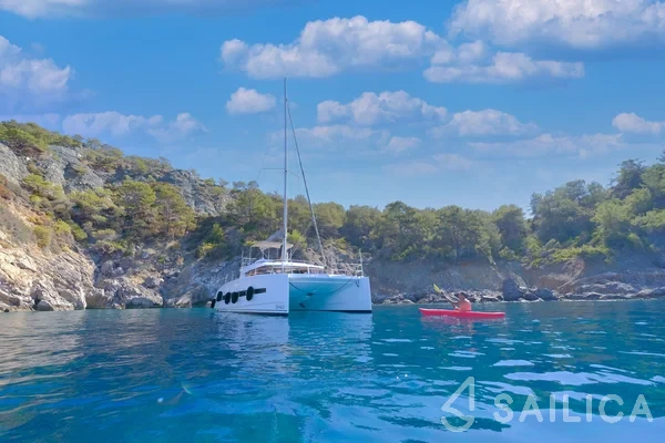 Bali 4.1 - Yacht Charter Sailica