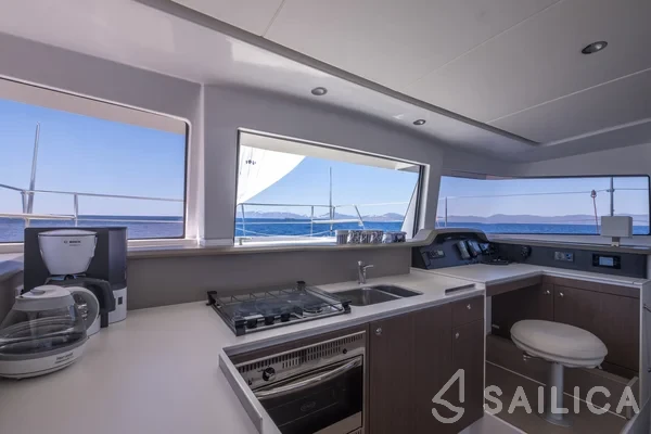 Bali 4.1 - Yacht Charter Sailica